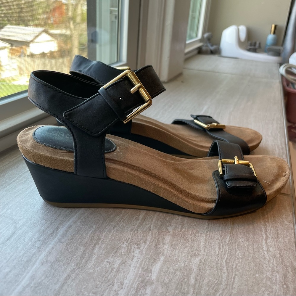 Giani Bernini Buckle Sandals with Memory Foam size 8.5